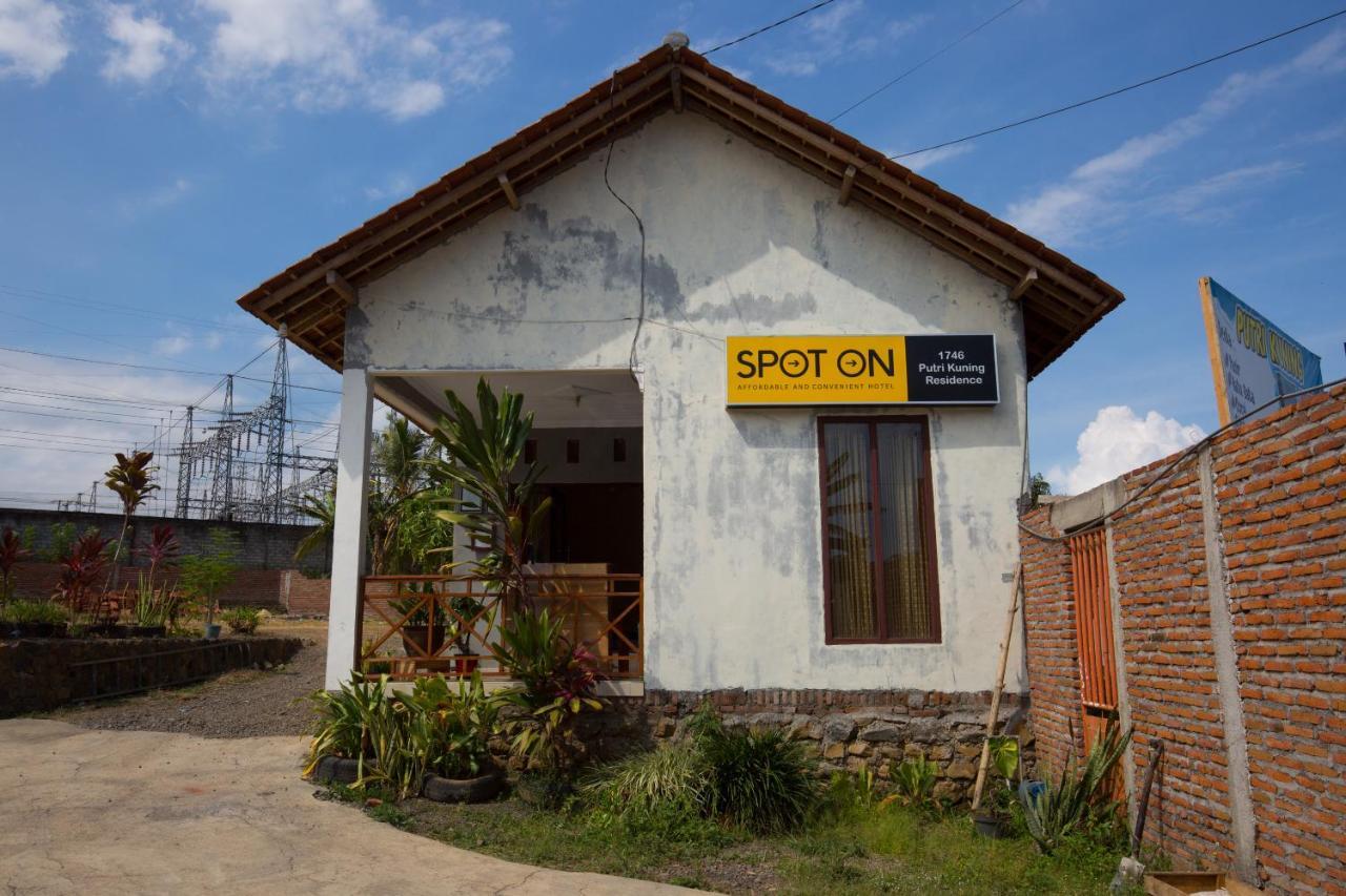 Spot On 1746 Putri Kuning Residence Banyuwangi  Exteriör bild
